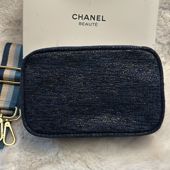 Chanel Beauty pouch in gold foil and Jean print. Unbranded strap - Picture 7 of 8